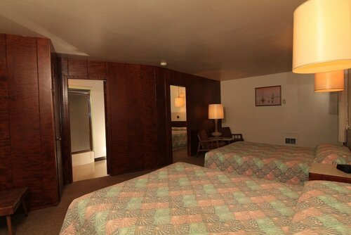 Гостиница Curly Redwood Lodge в Кресент Сити
