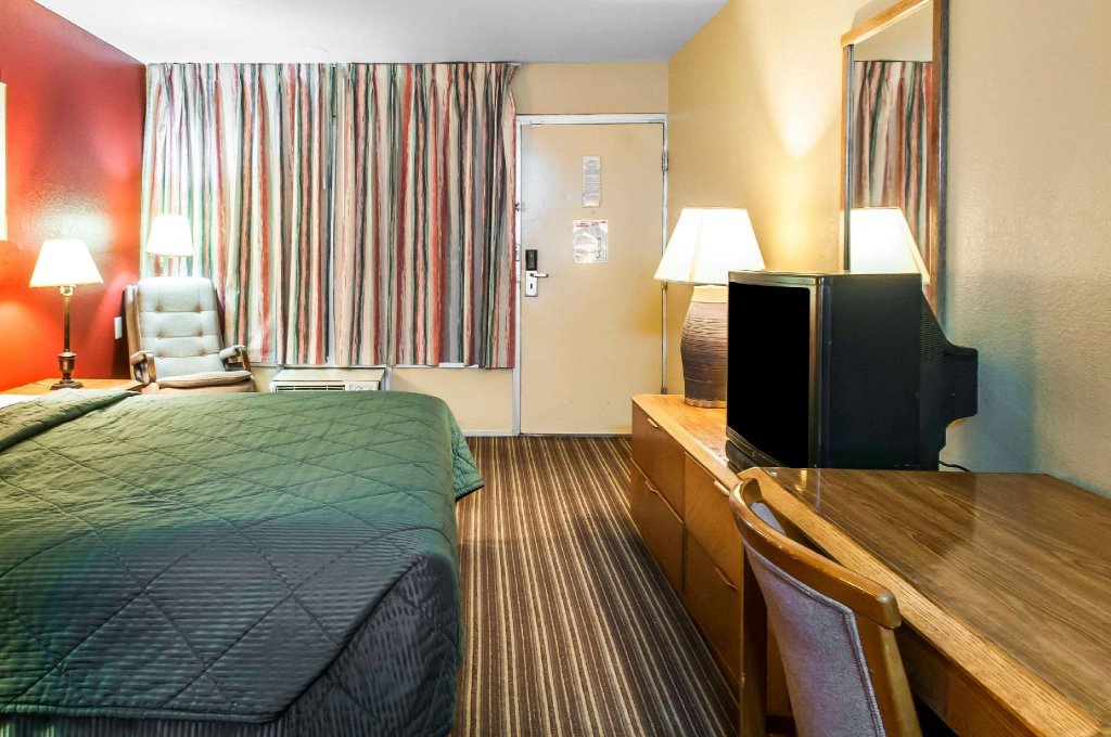 Фото Rodeway Inn East