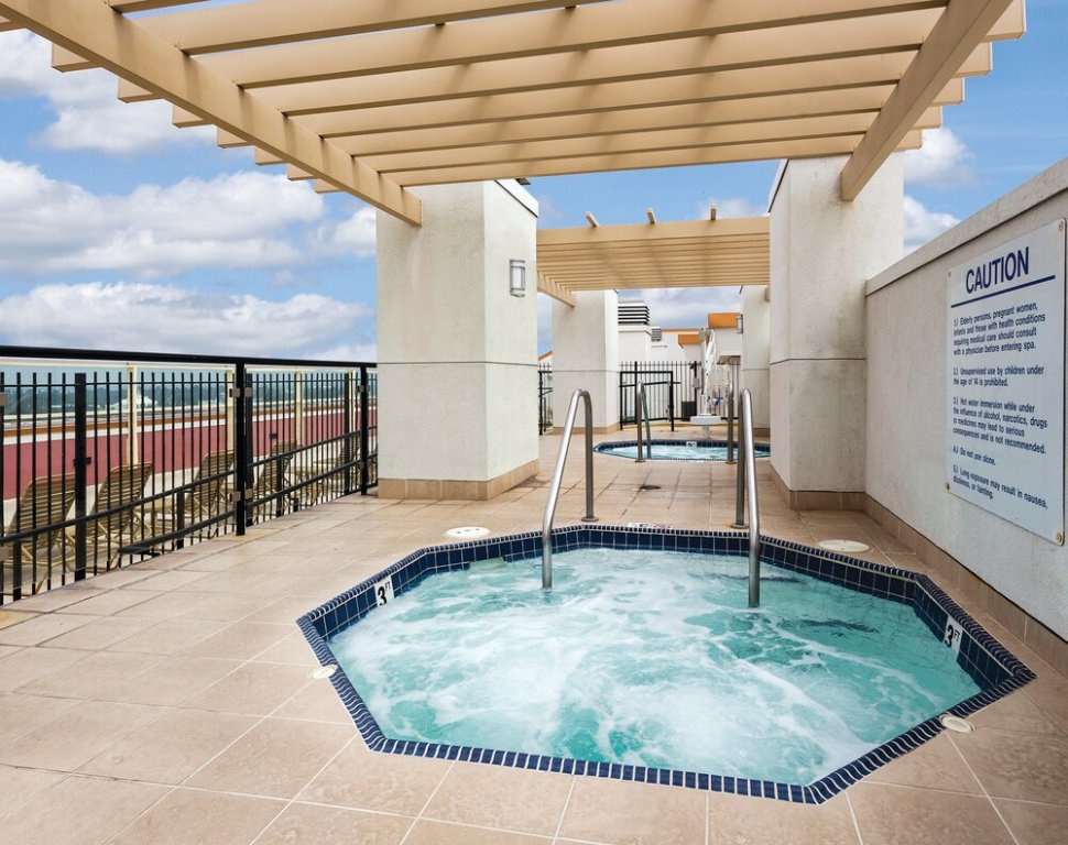 Фото Peacock Suites