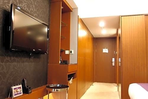 Фото The Bauhinia Hotel - Central