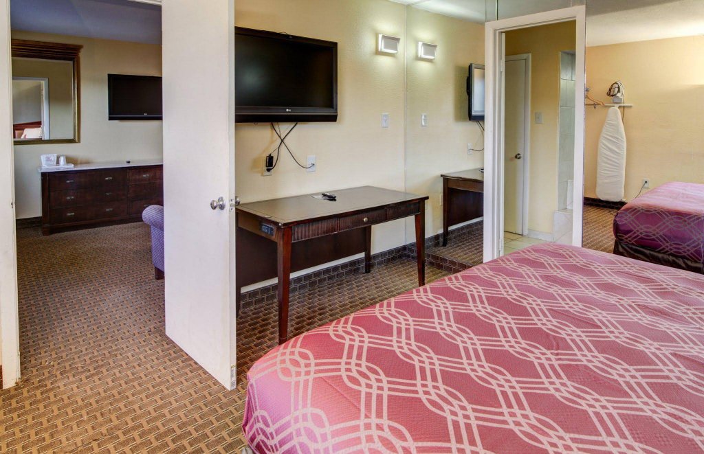 Фото Econo Lodge at Military Circle