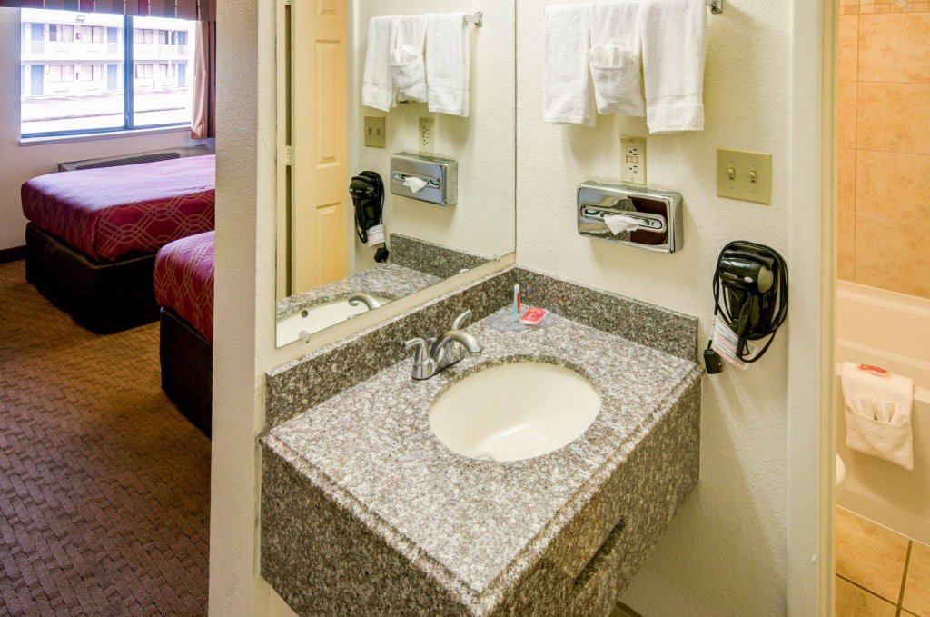 Фото Econo Lodge East