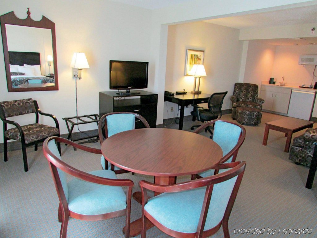 Фото La Quinta Inn & Suites by Wyndham Clearwater South