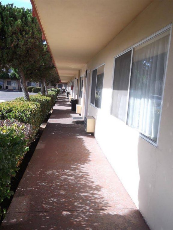 Фото Relax Inn And Suites