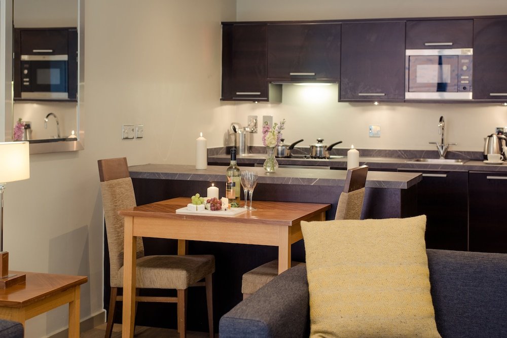 Фото Premier Suites Manchester