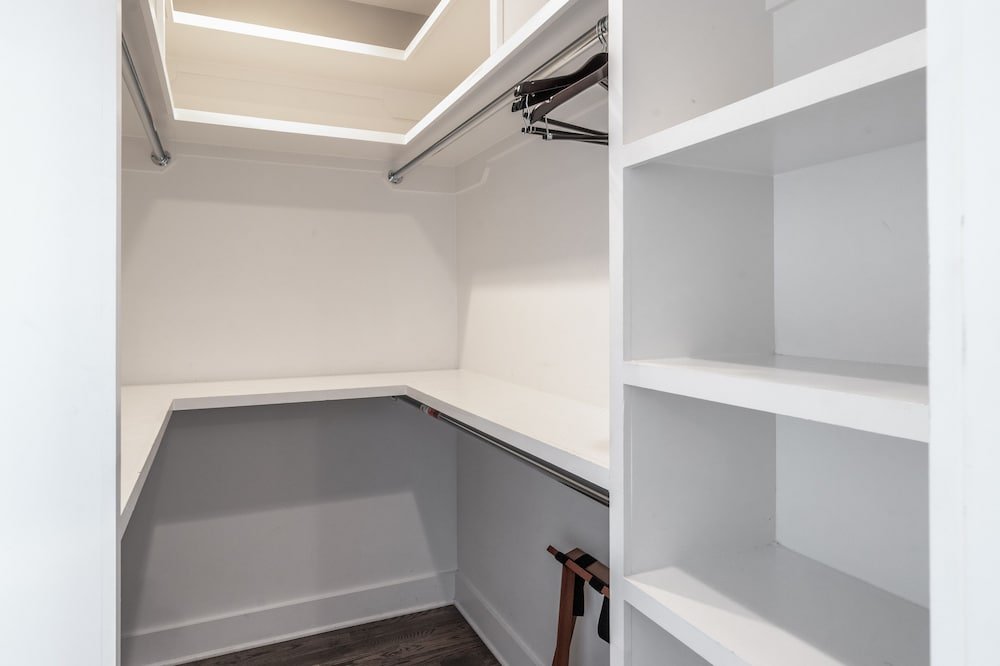 Фото Skyline View - High-End Home, 2 Vibrant Districts by RedAwning