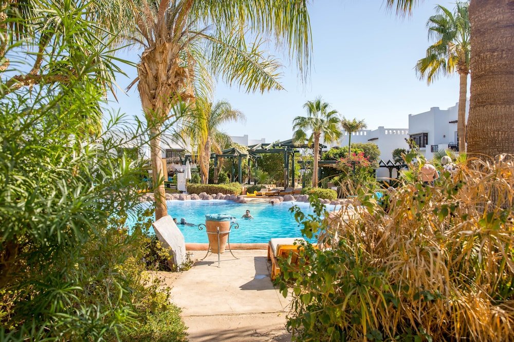 Фото One Bedroom Apart Deep Purple by Pool