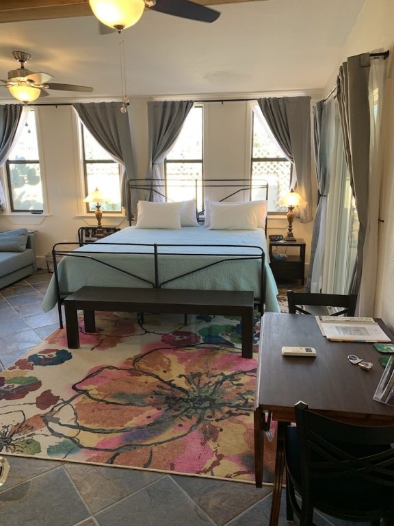 Фото Alpine Bed and Breakfast