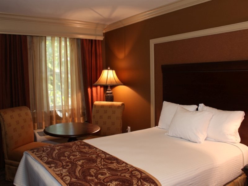 Фото Best Western Plus French Quarter Courtyard Hotel