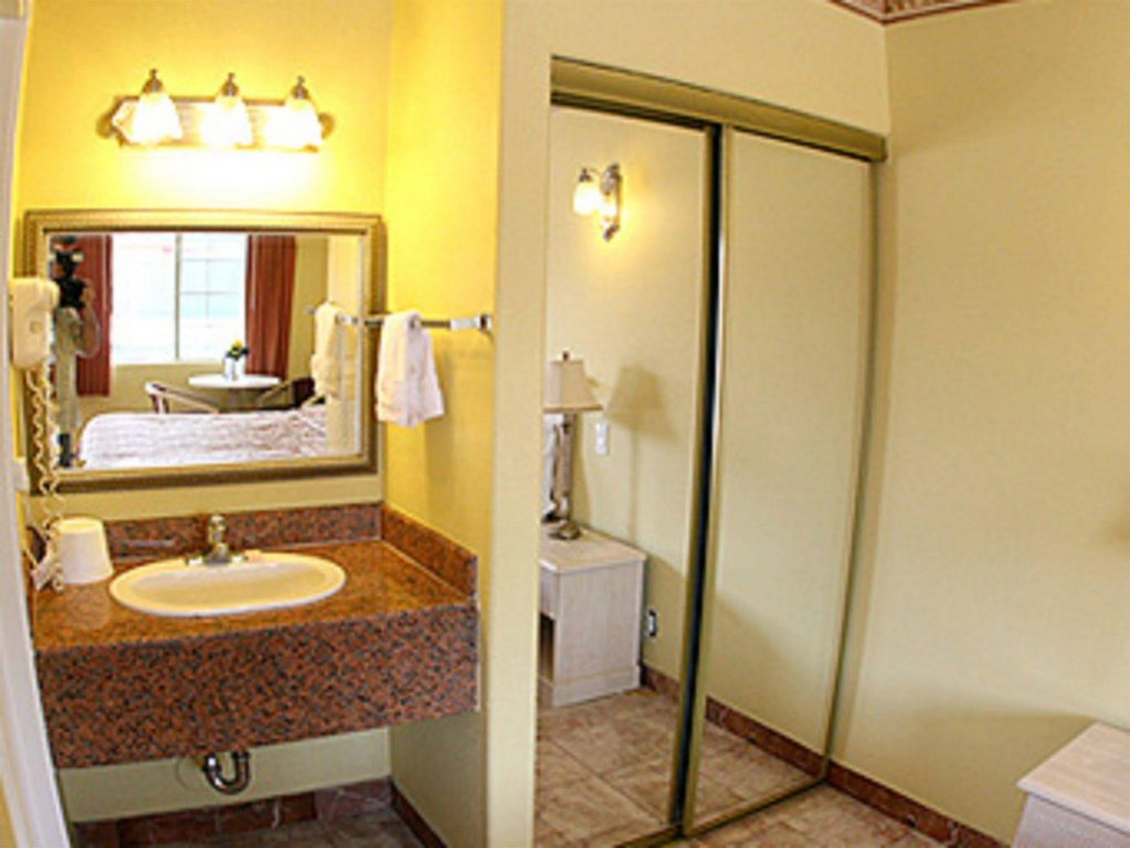 Фото Glen Capri Inn & Suites - Burbank Universal