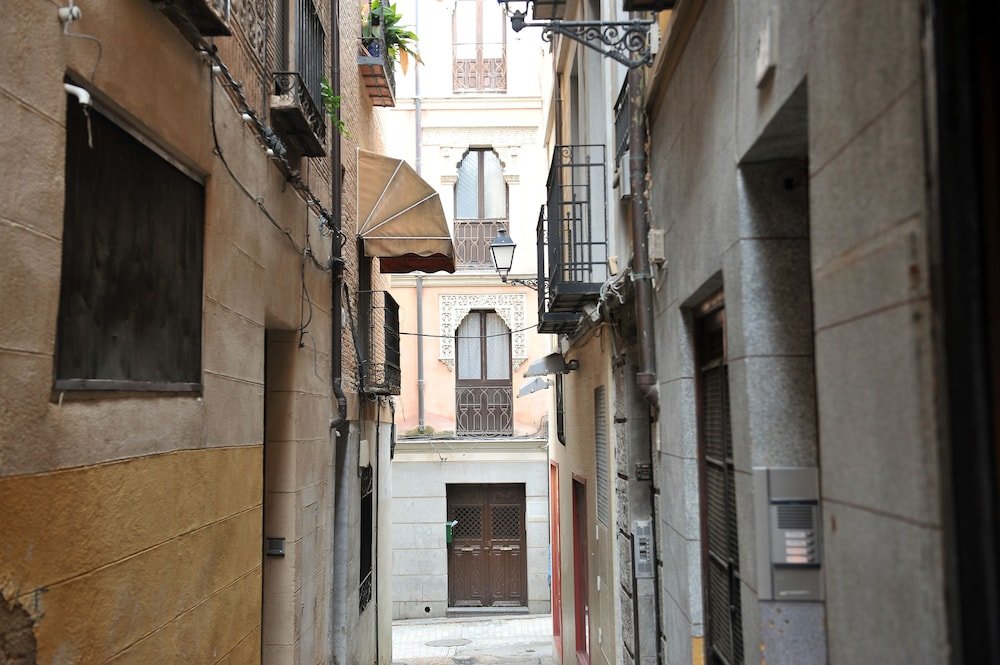 Фото Apartamentos con patio junto a la catedral by Toledo Ap