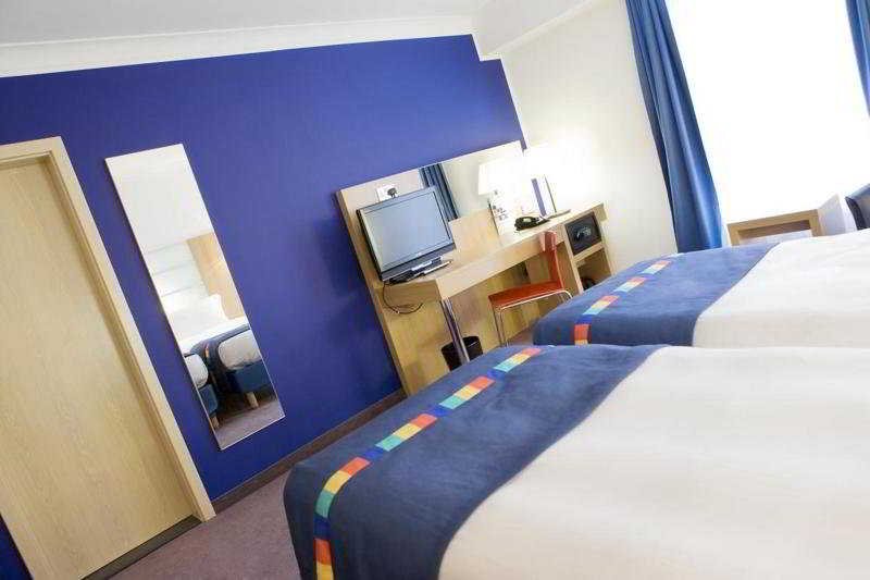 Фото Mercure Cardiff North Hotel