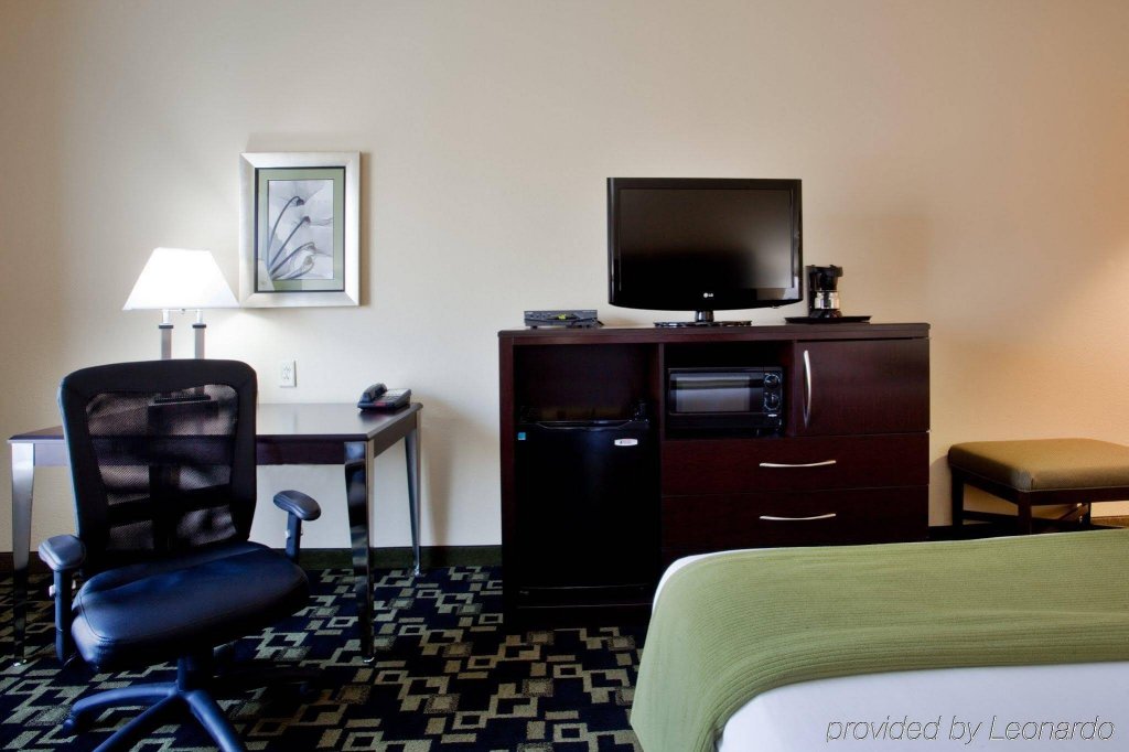 Фото Holiday Inn Express Hotel & Suites Raleigh Sw Nc State, an Ihg Hotel
