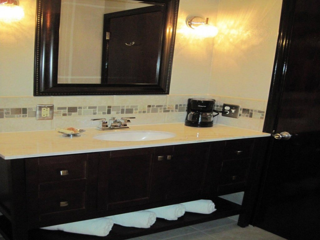 Фото The North Shore Inn