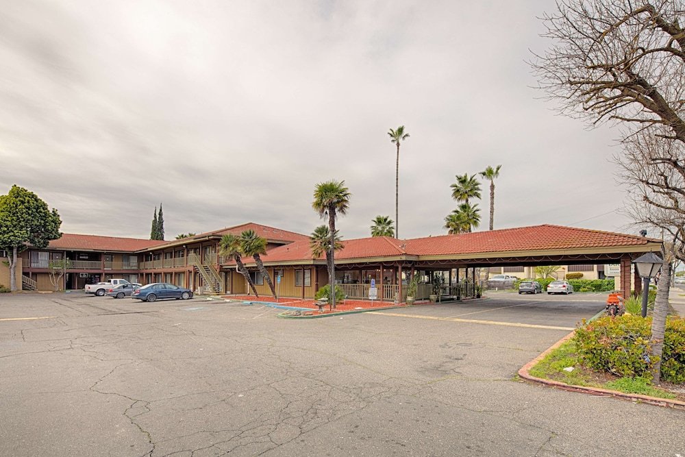 Фото Ramada by Wyndham Modesto Yosemite Area