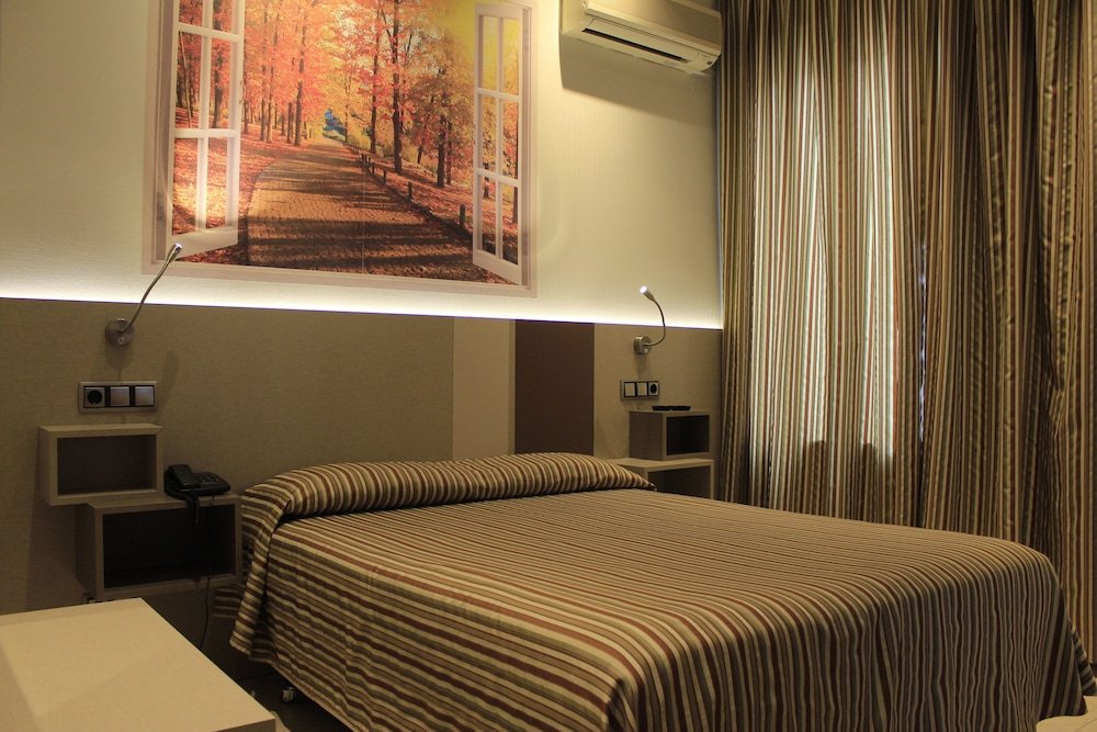 Фото Hostal Atocha Almudena Martín