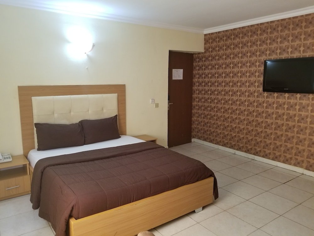 Фото Peemos Place Warri