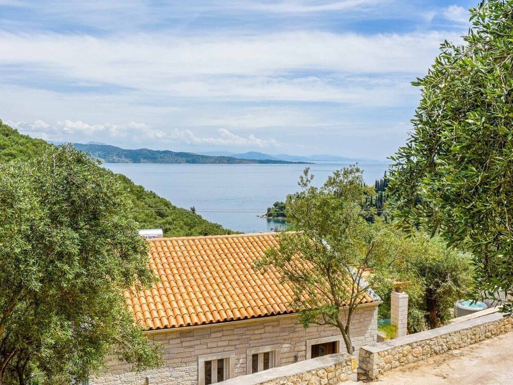 Фото Four-Bedroom Villa Eleni by Konnect, with Private Pool & Stunning Seaview