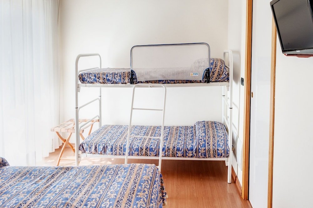 Фото International