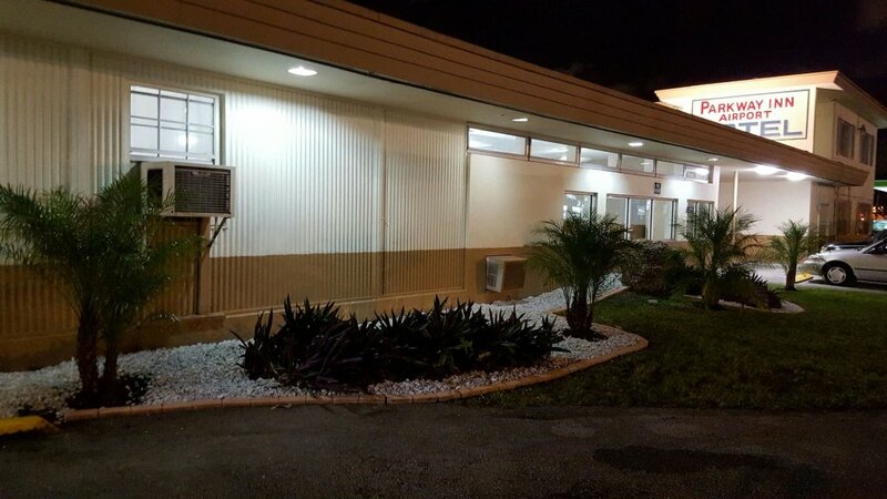 Гостиница Parkway Inn Airport Motel Miami