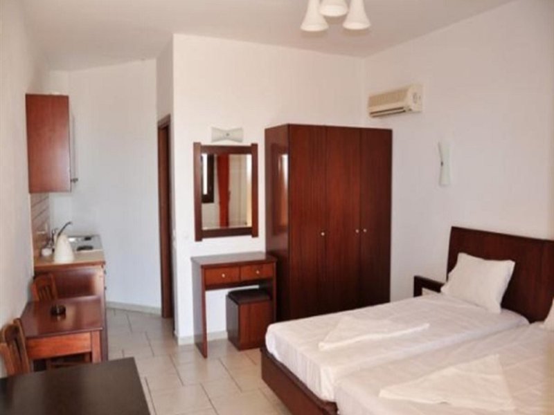 Фото Coliseum Studios & Apartments