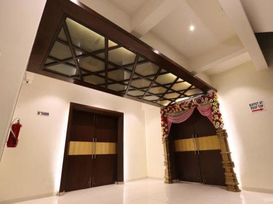 Фото Hotel Highland Residency