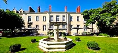 Гостиница Château de Bourgon в Лавале