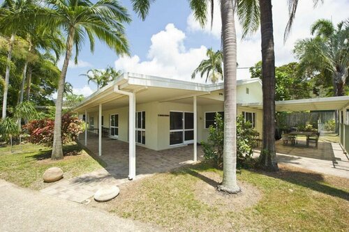 Гостиница John's Tropical Island Home