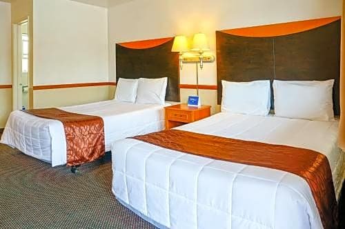 Фото Town and Country Inn