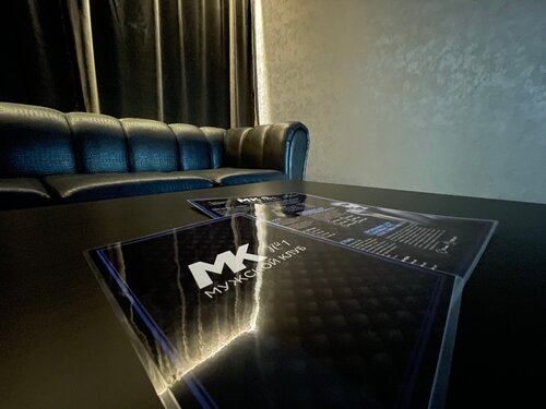 Ұялшақ әйелді бірінші рет досы сиқытады