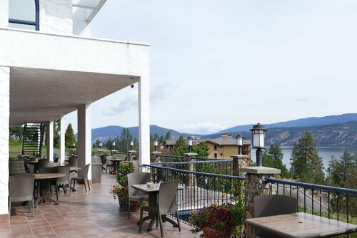 Гостиница Cozystay Signature: Lake Okanagan Resort