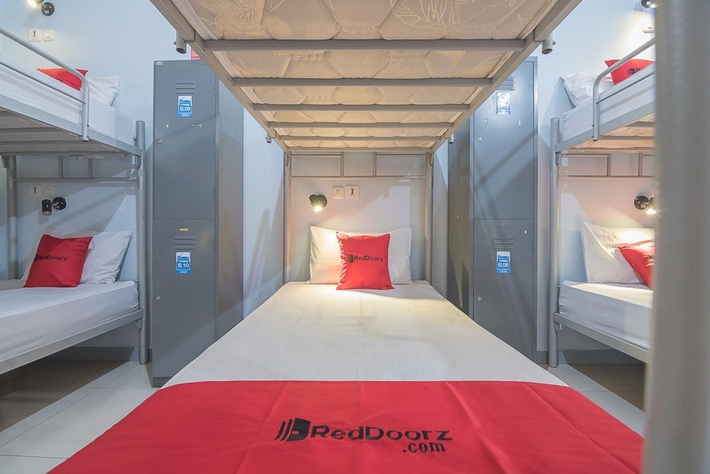 Фото RedDoorz Near Braga Street