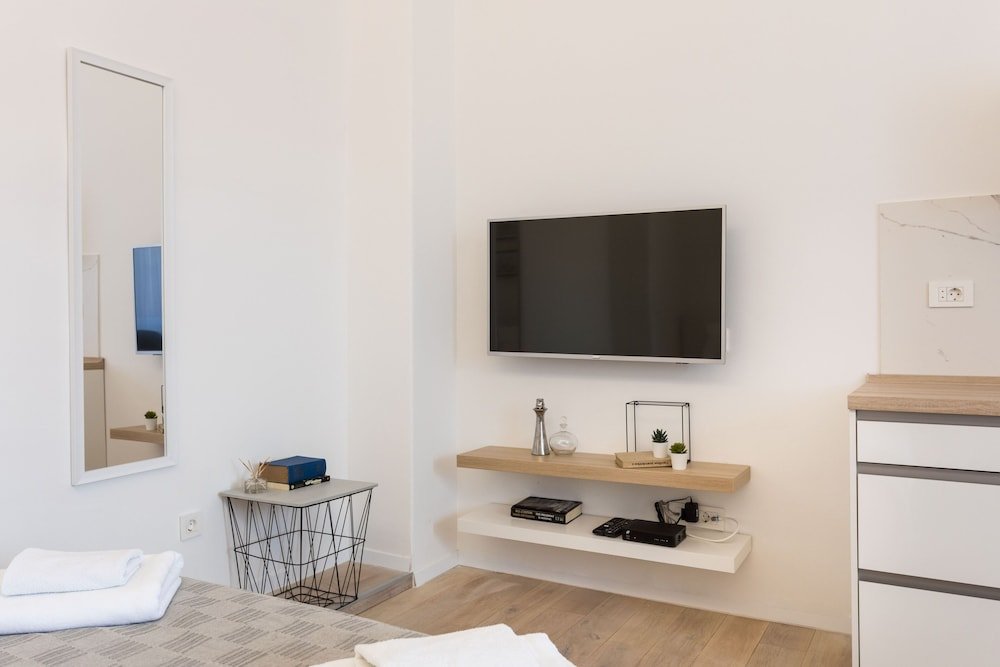 Фото Bright and Modern Main Square Studio