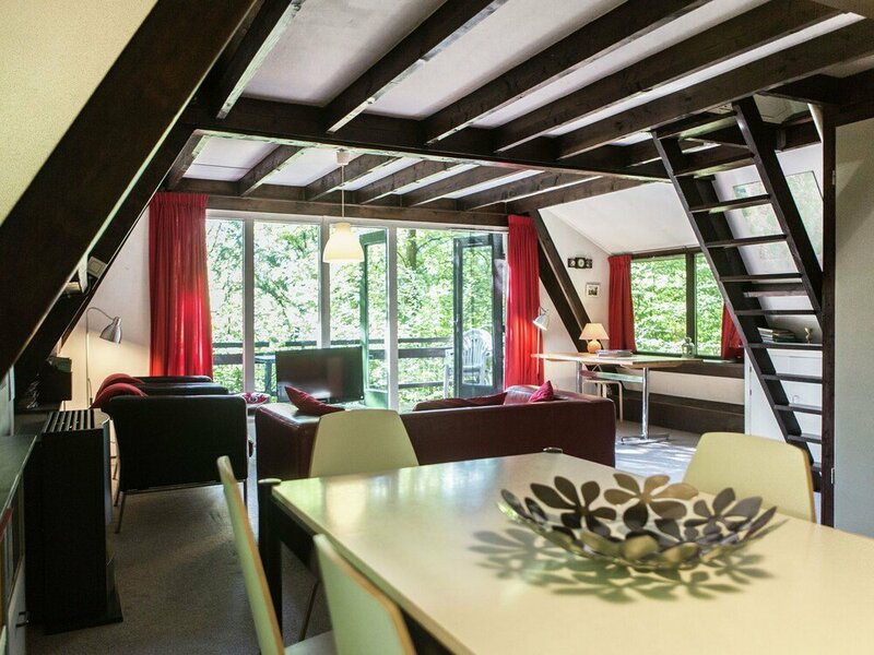 Гостиница Quaint Chalet in Petithan With Roofed Swimming Pool