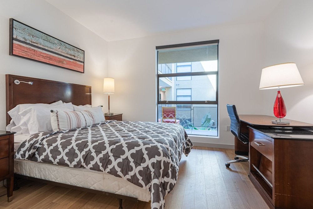 Фото Gorgeous Hollywood Living - 2 Bedroom