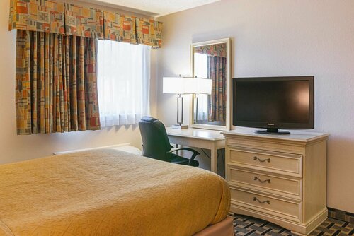 Гостиница Quality Inn & Suites Detroit Metro Airport