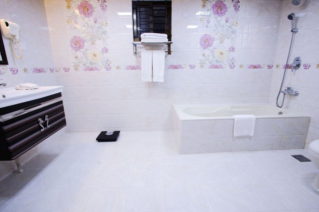 Фото Lake Castle