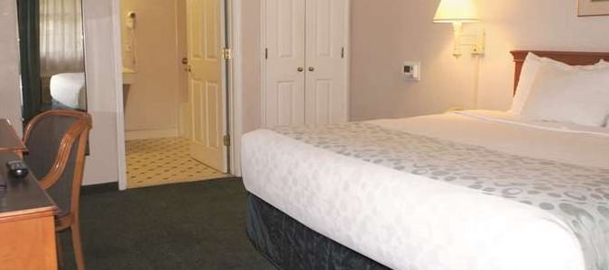 Фото Days Inn by Wyndham San Diego Vista