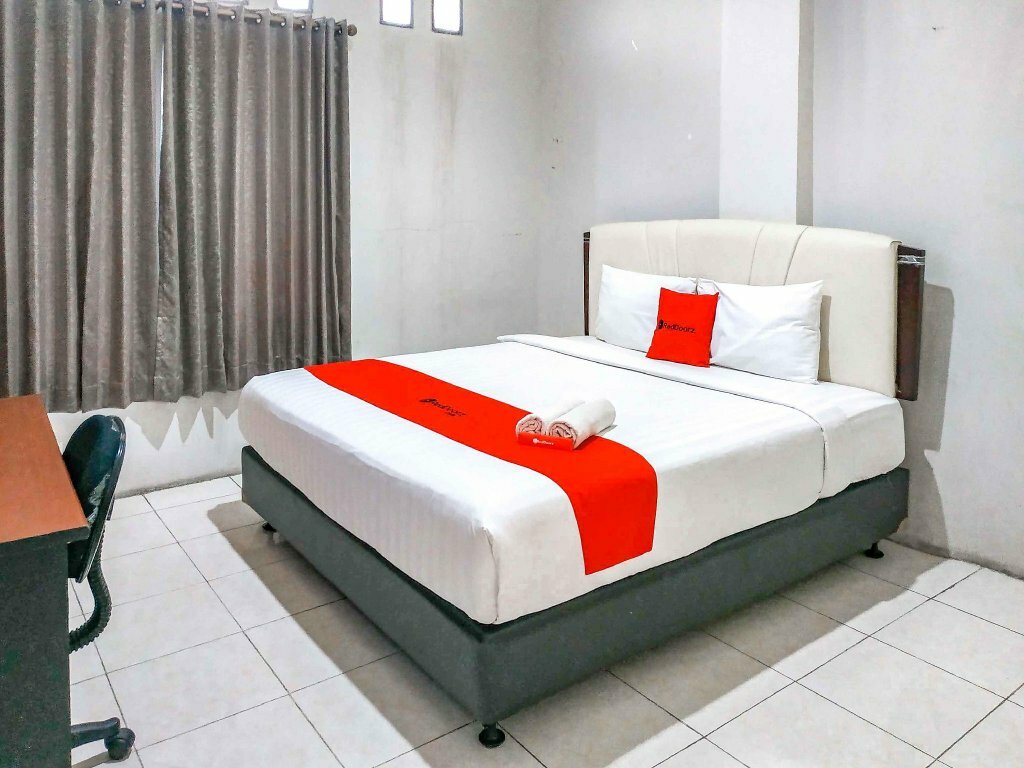 Hotel RedDoorz near Taman Flora, Surabaya, photo