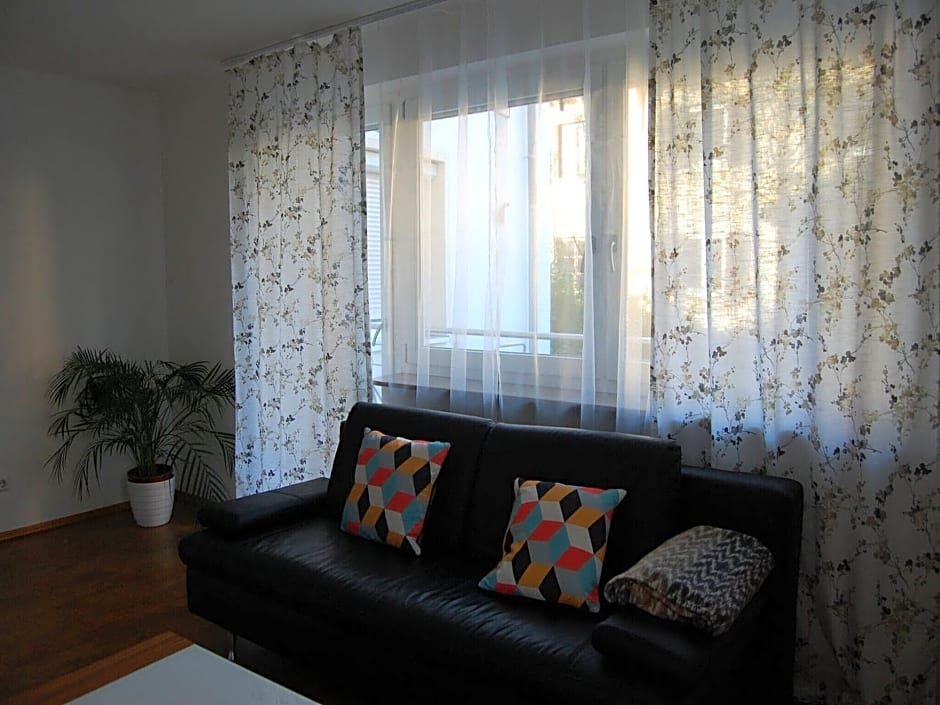 Фото Fewo Reutlingen Heinestrasse Dg