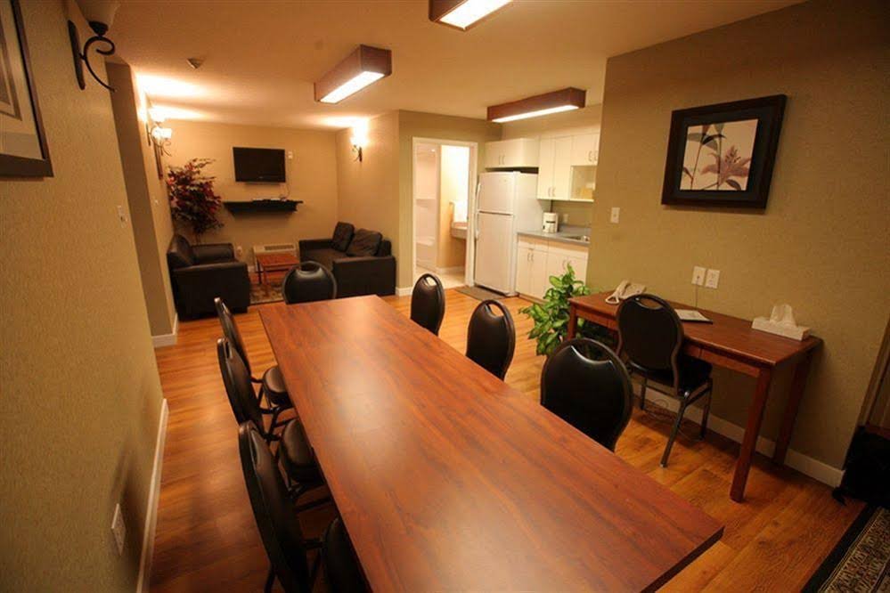 Фото Travelodge by Wyndham Brandon