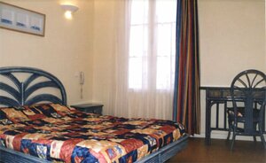 Hotel Le Relais Des Deux Vallees (Occitanie, Tarn, Arrondissement d'Albi, Puycelsi, Grande Rue), hotel