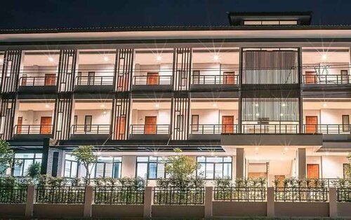 Parisa Place Hotel