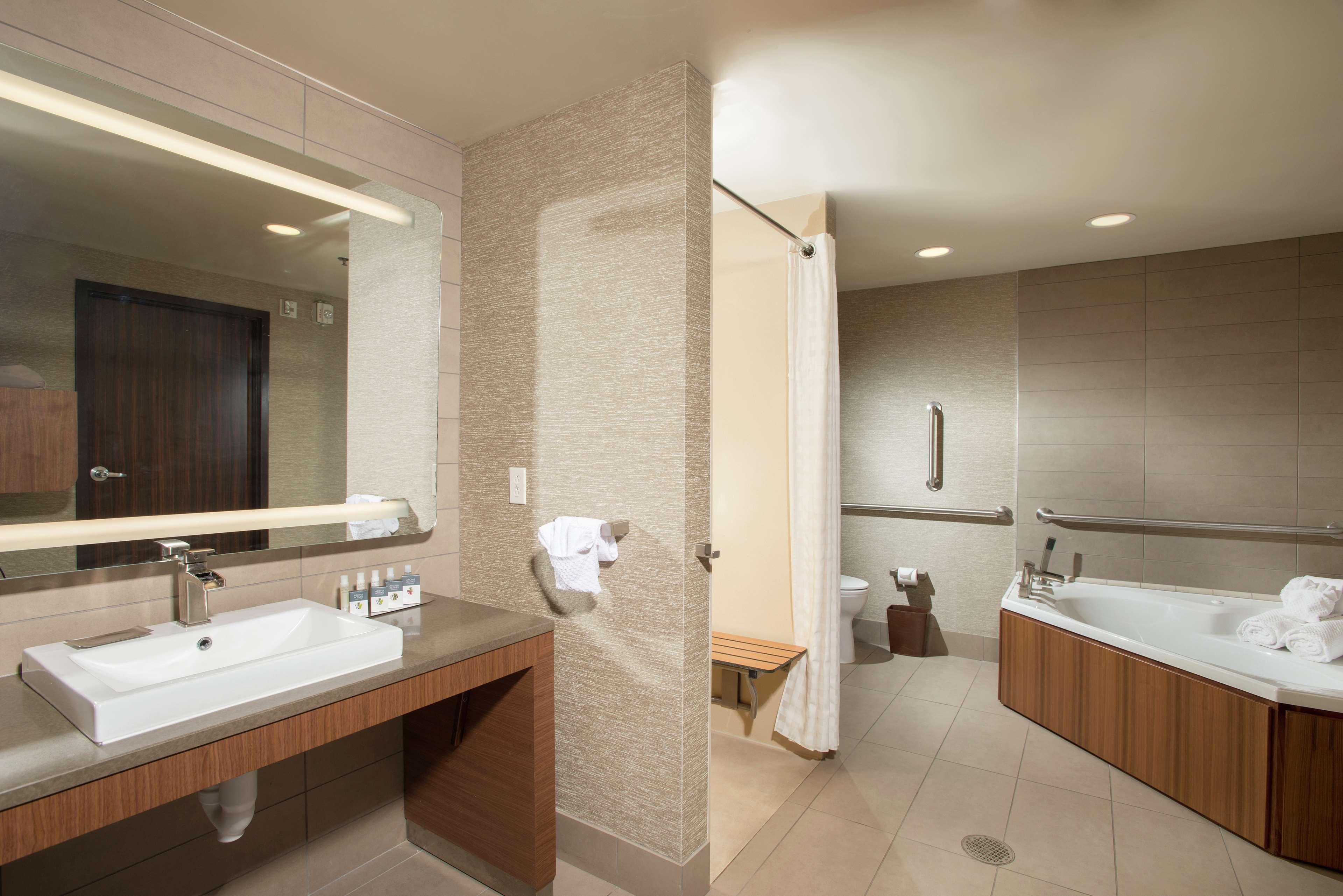 Фото The Broadway Columbia - a DoubleTree by Hilton