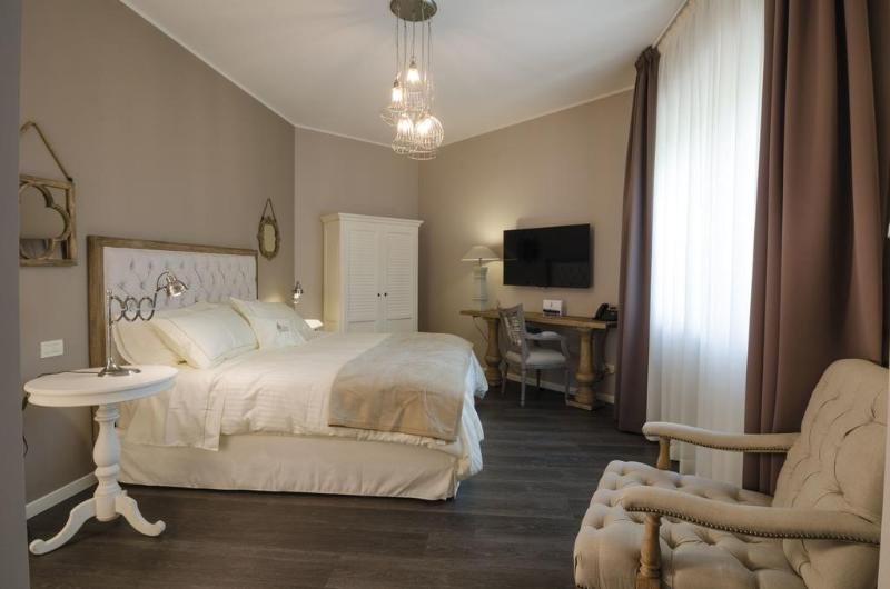 Фото Like Home - Boutique Hotel