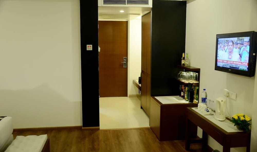 Фото The Coronet Hotel