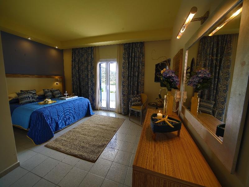 Фото Dolphin Bay Hotel