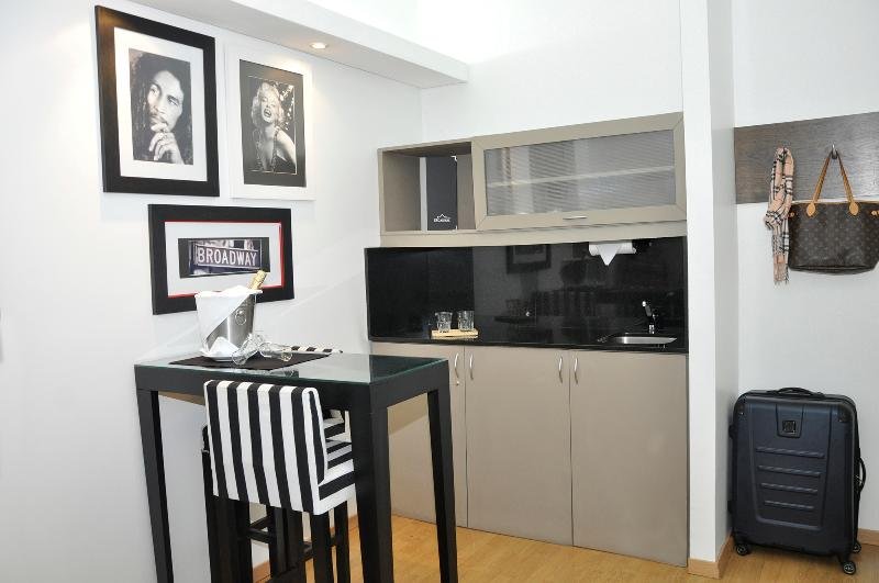 Фото Broadway Hotel & Suites