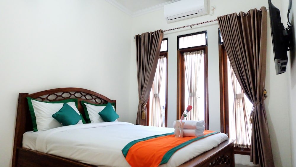 Фото Simply Homy Guest House Unit Bintaran