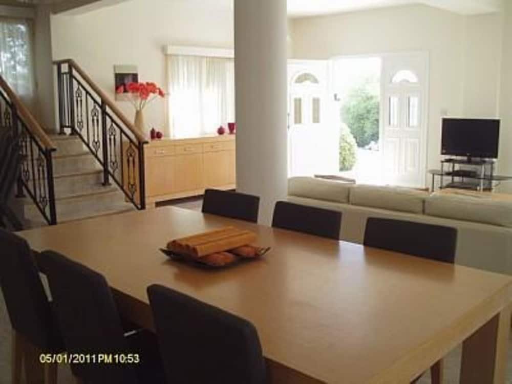 Фото 3 Bed Villa 10 Minutes Drive From Beautiful Beach